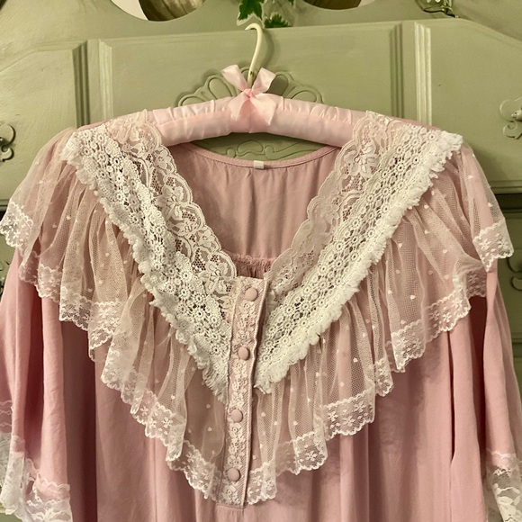 Beautiful Pink Lace Nightgown - Picture 6 of 13
